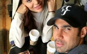 فوتبالیست جنجالی و همسرش در یک کافی شاپ