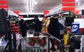 ترس از قحطی سبب کتک کاری ایتالیایی‌ها در فروشگاه شد