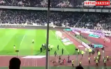 خروج زاهدی فر تحت پوشش نیروهای امنیتی از زمین چمن آزادی 