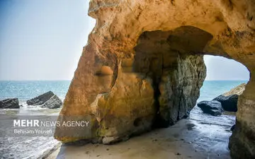 نبرد با طبیعت خشمگین؛ نجات ۱۰۰ گردشگر محصور در ساحل پزم کنارک