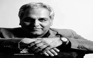  مهران مدیری در کنار خودروی لاکچری اش