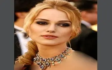 گردنبند گرانقیمت ثریا همسر محمدرضا شاه بر گردن بازیگر هالیوودی +عکس 