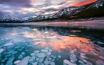 دریاچه ای با میلیون ها حباب یخ زده