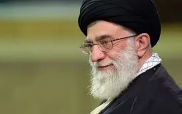 وقتی رهبر انقلاب کتاب شاملو میخواند 