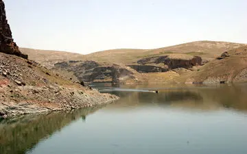 ۴۰ پله ساسانی مشرف به جزیره‌ای شگفت‌انگیز