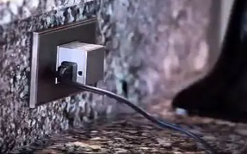 پریز مدرنی که برق گرفتگی از طریق بخار یا اشیاء تیز را غیر ممکن می‌کند! + فیلم 