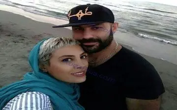 تیپ متفاوت و خاص خانم بازیگر و همسرش کنار دریا
