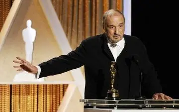 عیادت بازیگران ایرانی از ژان‌کلود کَریِر در بیمارستانی در تهران