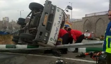نجات راننده محبوس در کامیونت باری توسط آتش‌نشانان
