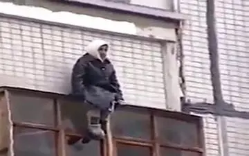 انتخاب پرتگاه به عنوان محل نشستن توسط پیرزن بازیگوش