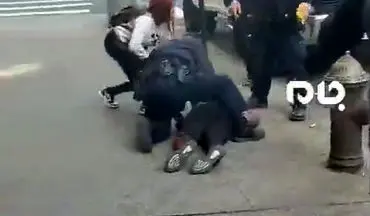 فیلم/ حمله شهروند آمریکایی مخالف قرنطینه به پلیس نیویورک