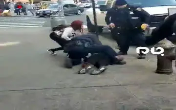 فیلم/ حمله شهروند آمریکایی مخالف قرنطینه به پلیس نیویورک