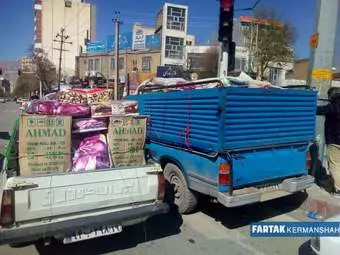 گزارش تصویری از حضور وزیر صمت در محل جمع آوری کمک های مردمی به سیل زدگان