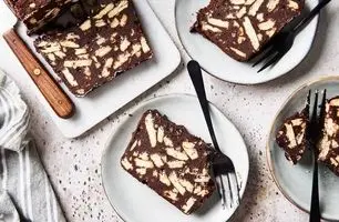 طرز تهیه کیک یخچالی؛ دسر خنک و شیرین با کمترین زحمت + ویدئو آموزشی