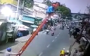 سقوط تیر برق بر روی موتورسواران+ فیلم