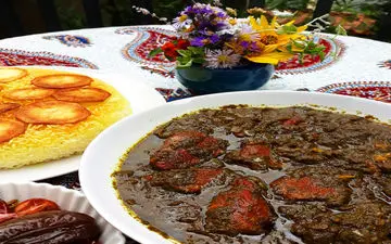 غذای محبوب ایرانی، طعمی متفاوت: سبزی فسنجون و مرغ ترش | فیلم
