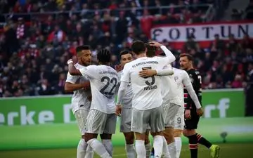 بایرن‌مونیخ قاطعانه برد و به یک امتیازی صدر جدول رسید