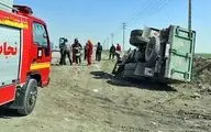 امداد رسانی آتش نشانان به مصدوم واژگونی بنز 10 تنی در حومه مشهد