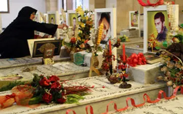 تزئین زیبای گلزار شهدای حزب الله در لبنان بدون یکسان سازی قبور +فیلم