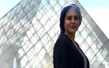 حدیثه تهرانی در کنار موزه لوور فرانسه