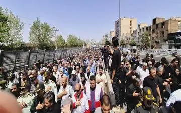 پیکر شهدای وطن بعد از ۴ ساعت به میدان آزادی رسید + ویدئو