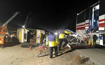 انتقال آخرین مصدوم از حادثه واژگونی اتوبوس گچساران – مشهد + فیلم