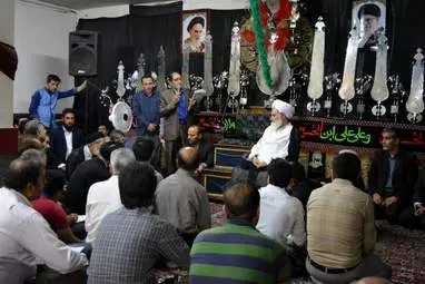 دیدار نماینده ولی‌فقیه و امام جمعه کرمانشا با مردم شاطرآباد در مسجد انصار‌الحسین به روایت تصویر
