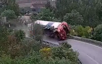 چرت زدن راننده کامیون حادثه دلخراشی را آفرید+ فیلم