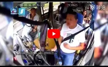 وحشت مسافران اتوبوس از سقوط سنگ غول‌پیکر روی راننده! +فیلم