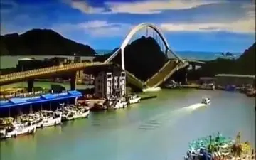 لحظه وحشتناک سقوط پل روگذر ۱۴۰ متری در تایوان