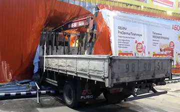 برخورد یک کامیون با دیوار سوپرمارکت به دلیل ترمز بریدن + فیلم 