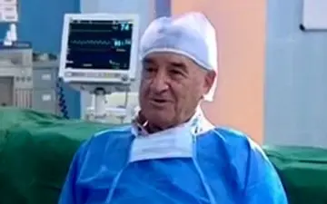 خارج‌کردن بمب عمل‌نکرده از پای یک رزمنده