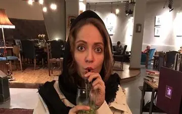 تیپ مهناز افشار در یک رستوران شیک