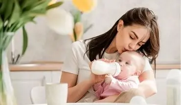 چطور بفهمیم نوزادمان به اندازه کافی شیر می‌خورد؟ راهنمای تغذیه از تولد تا ۶ ماهگی