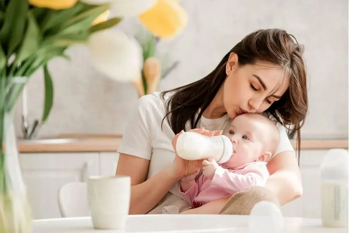 چطور بفهمیم نوزادمان به اندازه کافی شیر میخورد؟ راهنمای تغذیه از تولد تا ۶ ماهگی