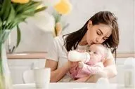 چطور بفهمیم نوزادمان به اندازه کافی شیر می‌خورد؟ راهنمای تغذیه از تولد تا ۶ ماهگی