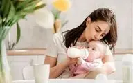 چطور بفهمیم نوزادمان به اندازه کافی شیر می‌خورد؟ راهنمای تغذیه از تولد تا ۶ ماهگی