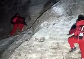 نجات ۳ نفر گرفتار در ارتفاعات کوهدشت پس از ۱۰ ساعت تلاش بی‌وقفه