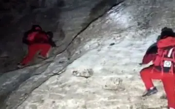 نجات ۳ نفر گرفتار در ارتفاعات کوهدشت پس از ۱۰ ساعت تلاش بی‌وقفه