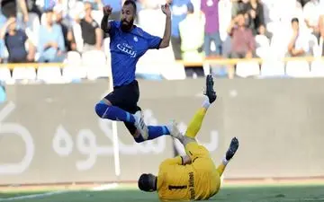 چشمی در ایستگاه ۱۵۰ با پیراهن استقلال+عکس