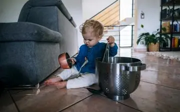 کشف دنیای تازه در آشپزخانه؛ چرا کودکان وسایل خانه را به اسباب‌بازی ترجیح می‌دهند؟