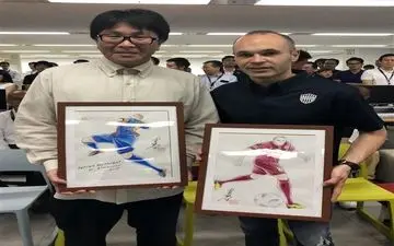  هدیه جالب خالق کارتون فوتبالیست‌ها به اینیستا+عکس