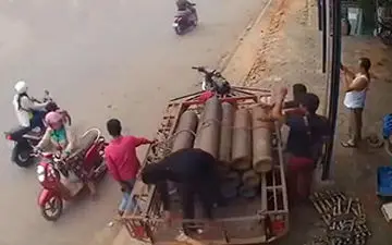 لحظه انفجار پمپ بنزین در کامبوج 