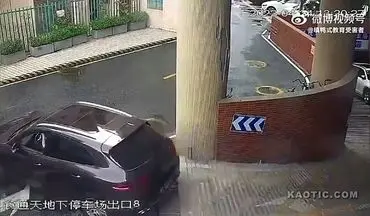 ویدیو/ سقوط پورشه پس از خروج از پارکینگ 