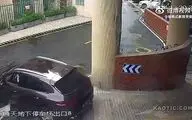 ویدیو/ سقوط پورشه پس از خروج از پارکینگ 