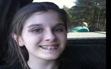 عکس سلفی دختری با یک شبح خندان