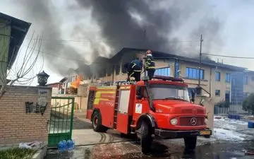 حریق گسترده در شریف‌آباد / 100 کارگر از مرگ گریختند