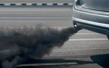 علت دود سیاه خودرو چیست و چگونه می‌توان آن را برطرف کرد؟