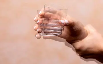 رعشه دست یا لرزش دست چیست؟