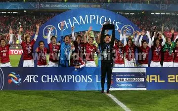 پیراهن متفاوت کاشیما برای عکس با پول و جام